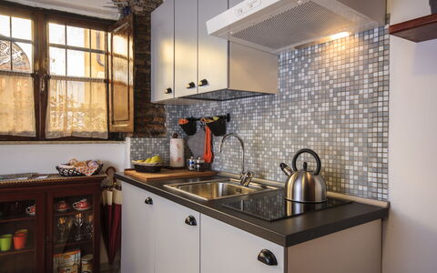 Diamonds & Rust: Mostrador, Habitación, Propiedad, Gabinetes, Cocina, Loseta, Mueble, Diseño De Interiores, Edificio, Techo