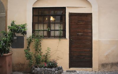 Diamonds & Rust: Puerta, Propiedad, Edificio, Fachada, Pared, Casa, Arquitectura, Arco, Ventana, Bienes Raíces