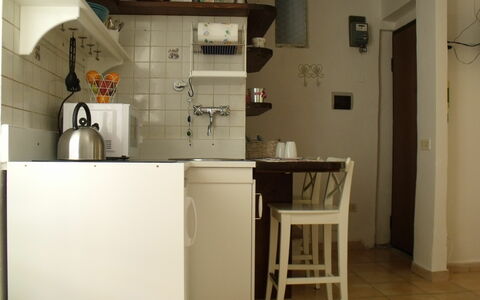 Studio Moremi': Edificio, Gabinetes, Diseño De Interiores, Suelo, Piso, Aparato De Cocina, Cocina, Madera, Gas, Mesa