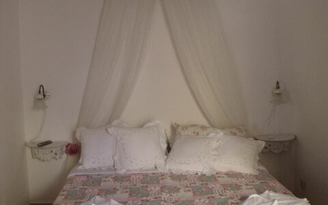 Studio Moremi': Mueble, Propiedad, Comodidad, Marco De La Cama, Textil, Madera, Almohada, Diseño De Interiores, Sombra, Cama