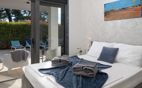 Villa Fasana: Mueble, Diseño De Interiores, Suelo, Piso, Silla, Habitación, Arrojar La Almohada, Almohada, Habitación, Cama
