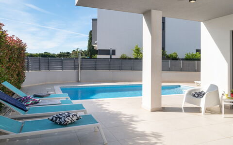 Villa Fasana: Piscina, Diseño De Interiores, Piso, Mueble Para Exteriores, Suelo, Material Compuesto, Sombra, Silla, Departamento, Recurso
