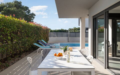 Villa Fasana: Mueble, Mueble Para Exteriores, Silla, Sombra, Cocina Y Comedor Mesa, Mesa Al Aire Libre, Recurso, Eco Hotel, Piscina, Patio