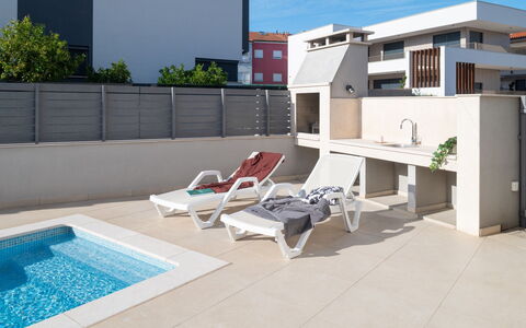 Villa Fasana: Suelo, Piso, Barrio Residencial, Casa, Material Compuesto, Departamento, Sombra, Hormigón, Loseta, Balcón