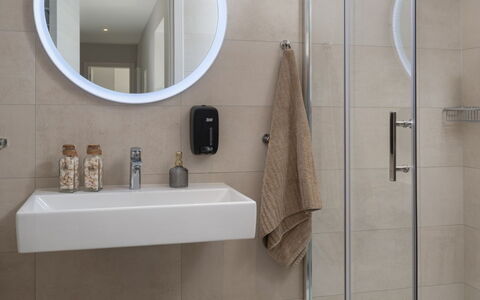 Villa Fasana: Baño, Lavabo Del Baño, Arreglo De Tubería, Espejo, Lavabo, Diseño De Interiores, Pared, Piso, Baño, Suelo