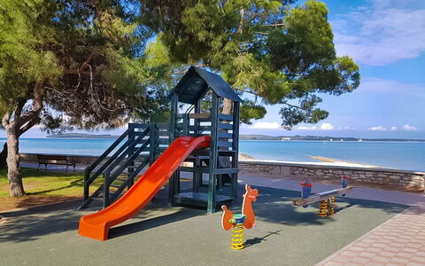 Villa Fasana: Patio De Recreo, Espacio Publico, Tobogán, Equipo De Juego Exterior, Asentamientos Humanos, Cielo, Jugar, Ciudad, Ocio, Recreación