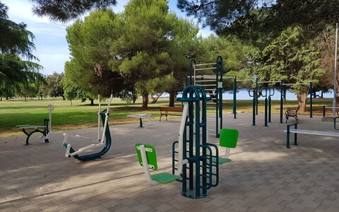 Villa Fasana: Patio De Recreo, Espacio Publico, Equipo De Juego Exterior, Asentamientos Humanos, Columpio, Árbol, Parque, Ciudad, Ocio, Recreación