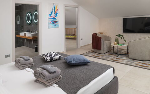 Villa Fasana: Mueble, Diseño De Interiores, Piso, Suelo, Habitación, Madera, Cama, Habitación, Techo, Textil