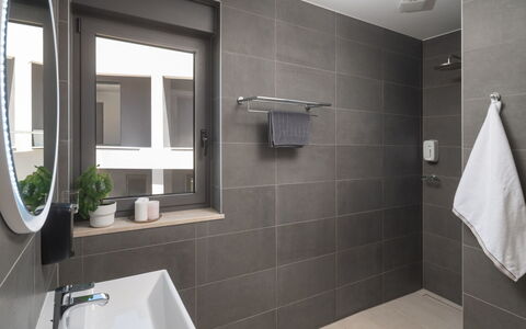 Villa Fasana: Diseño De Interiores, Baño, Arreglo De Tubería, Piso, Pared, Suelo, Grifo, Lavabo, Plomería, Casa