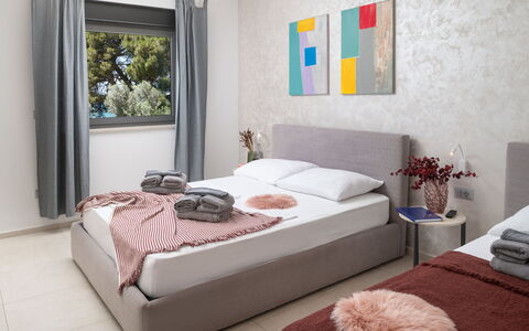 Villa Fasana: Mueble, Cama, Diseño De Interiores, Habitación, Sábana, Lecho, Suelo, Piso, Linos, Habitación