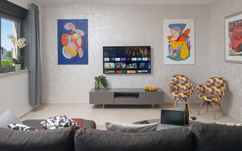 Villa Fasana: Diseño De Interiores, Pared, Mueble, Dispositivo Electronico, Sala, Piso, Televisión, Set De Televisión, Habitación, Suelo