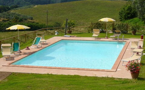 Agriturismo Paterno: Piscina, Propiedad, Hierba, Ocio, Rectángulo, Casa, Patio Interior, Bienes Raíces, Villa, Edificio