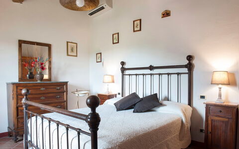 Agriturismo Paterno: Habitación, Mueble, Cama, Habitación, Propiedad, Sábana, Marco De La Cama, Techo, Diseño De Interiores, Lecho