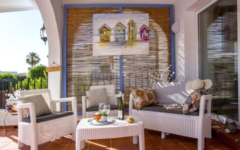 Villa Moreana: Mesa, Planta, Sofá, Mueble, Propiedad, Planta De Casa, Madera, Sala, Comodidad, Maceta