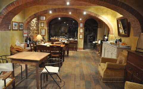 Agriturismo Il Molinello: Propiedad, Restaurante, Edificio, Habitación, Arco, Diseño De Interiores, Arquitectura, Bóveda, Mueble, Techo