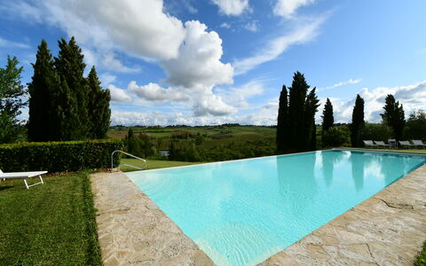 Rocche Di Valiano: Agua, Nube, Cielo, Planta, Propiedad, Azur, Piscina, Árbol, El Terreno Del Lote, Sombra