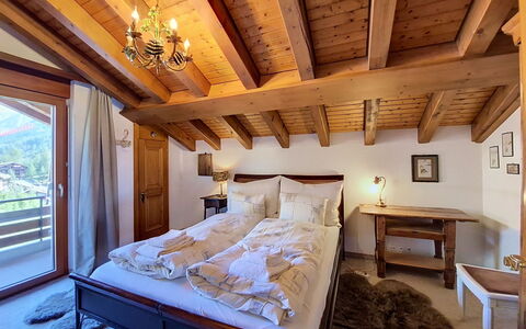 Haus Rollin: Madera, Diseño De Interiores, Techo, Mueble, Piso, Suelo, Casa, Habitación, Habitación, Cama
