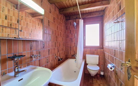 Haus Rollin: Lavabo Del Baño, Arreglo De Tubería, Piso, Pared, Baño, Suelo, Madera, Diseño De Interiores, Lavabo, Grifo