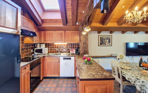 Haus Rollin: Mostrador, Diseño De Interiores, Cocina, Madera, Mueble, Techo, Piso, Suelo, Arreglo De Tubería, Encendiendo