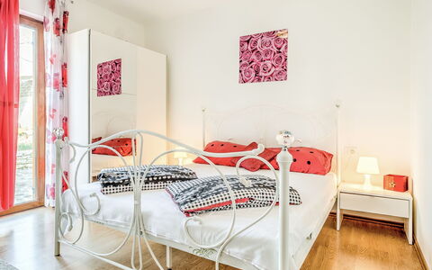 Poreč Tar 103: Cama, Habitación, Habitación, Mueble, Marco De La Cama, Rojo, Diseño De Interiores, Propiedad, Producto, Hierro