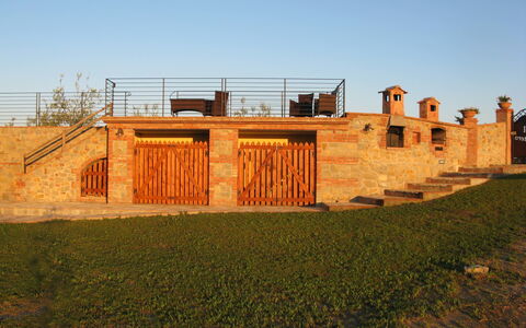 Villa Barbara: Pared, Hierba, El Terreno Del Lote, Edificio, Casa, Arquitectura, Fachada, Paisaje