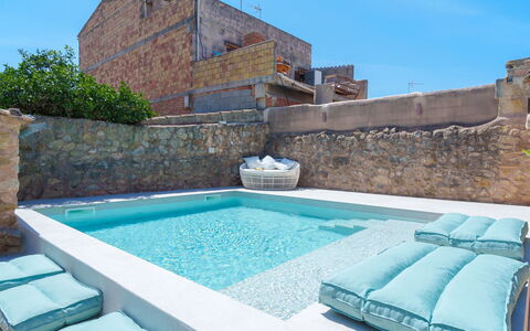 Ca Sa Padrina: Cielo, Agua, Propiedad, Azur, Rectángulo, Piscina, Edificio, Mueble Para Exteriores, Planta, Material Compuesto