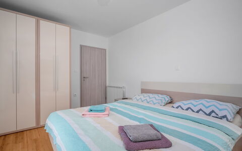Mario 2: Habitación, Cama, Habitación, Mueble, Propiedad, Sábana, Marco De La Cama, Lecho, Pared, Diseño De Interiores