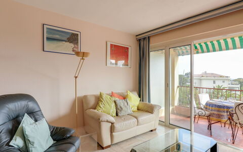 Boulouris Mimosa: Habitación, Propiedad, Sala, Mueble, Diseño De Interiores, Bienes Raíces, Edificio, Casa, Amarillo, Mesa