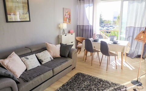Les Jardins du Vidourle: Sala, Mueble, Propiedad, Habitación, Diseño De Interiores, Sofá, Suelo, Mesa De Café, Amarillo, Edificio
