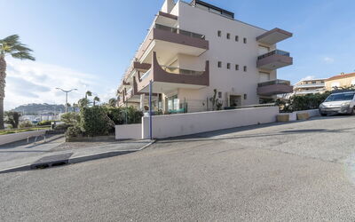 Cavalaire 264: Cielo, Edificio, Propiedad, Nube, Planta, Superficie De La Carretera, Asfalto, Casa, Árbol, Barrio Residencial