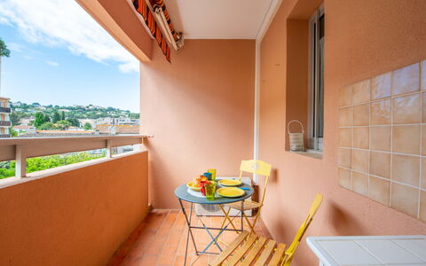 Le Semiramis: Mueble, Silla, Mesa, Mueble Para Exteriores, Mesa Al Aire Libre, Porche, Cocina Y Comedor Mesa, Balcón, Cubierta, Sombra