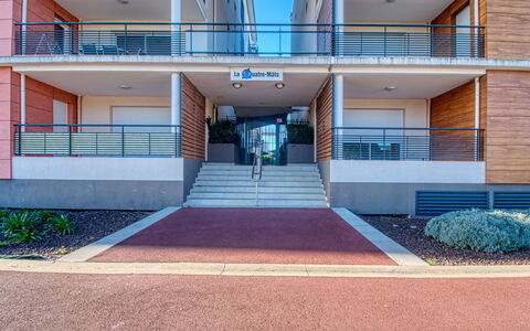 Fréjus 185: Planta, Edificio, Escalera, Azur, Diseño Urbano, Condominio, Ventana, Barrio Residencial, Sombra, Rectángulo