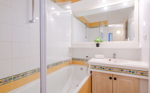 Les Issambres 120: Grifo, Arreglo De Tubería, Lavabo, Bañera, Mueble De Baño, Espejo, Gabinetes, Baño, Diseño De Interiores, Suelo