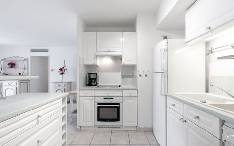 Côté Port: Gabinetes, Mostrador, Propiedad, Mueble, Blanco, Edificio, Lavabo, Cajón, Cocina, Estufa De Cocina