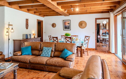 Roitelet: Mueble, Diseño De Interiores, Piso, Suelo, Sofá, Madera, Habitación, Techo, Mesa, Sala