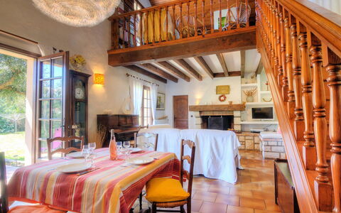 Faisans: Propiedad, Mesa, Mueble, Silla, Manteles, Edificio, Diseño De Interiores, Madera, Suelo, Escalera