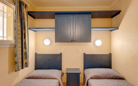 Les Issambres 125: Habitación, Mueble, Propiedad, Cama, Diseño De Interiores, Edificio, Techo, Habitación, Suite, Sábana
