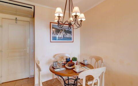 Les Issambres 125: Comedor, Habitación, Propiedad, Techo, Candelabro, Diseño De Interiores, Mueble, Mesa, Encendiendo, Lámpara