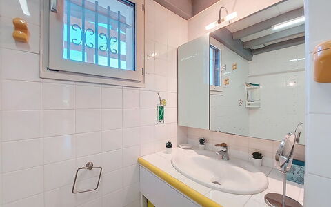 Bernadon: Lavabo Del Baño, Baño, Arreglo De Tubería, Pared, Diseño De Interiores, Lavabo, Piso, Suelo, Grifo, Espejo