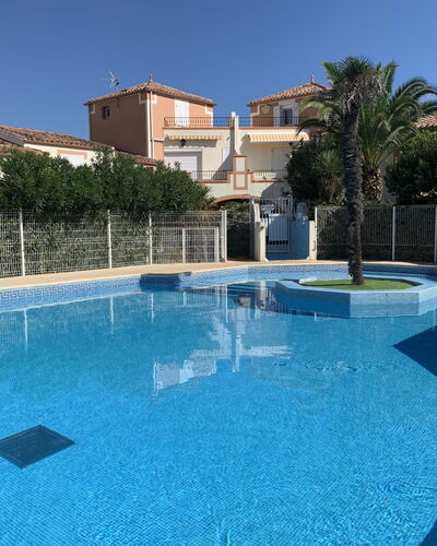Les Andalouses: Agua, Cielo, Tiempo De Día, Propiedad, Edificio, Piscina, Planta, Azur, Árbol, Casa