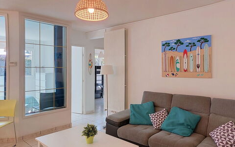 Artémis: Mueble, Diseño De Interiores, Piso, Pared, Suelo, Sofá, Habitación, Techo, Madera, Sala