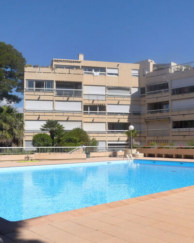 Hyères 220: Agua, Edificio, Propiedad, Tiempo De Día, Cielo, Piscina, Planta, Azur, Árbol, Ventana