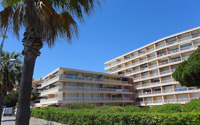 Fréjus 101: Edificio, Cielo, Planta, Tiempo De Día, Propiedad, Azur, Árbol, Bloque De Pisos, Condominio, Diseño Urbano