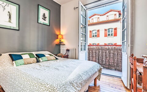 Orpia: Habitación, Cama, Mueble, Diseño De Interiores, Linos, Suelo, Textil, Habitación, Sábana, Lecho