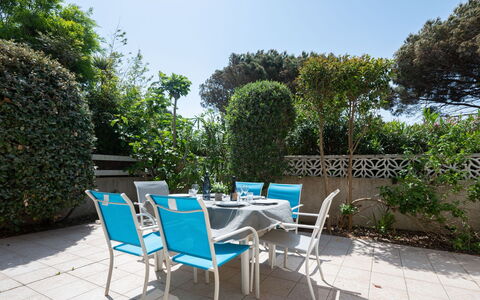 Villa Cassin: Agua, Planta, Edificio, Tiempo De Día, Propiedad, Cielo, Piscina, Azur, Árbol, Cuerpo De Agua
