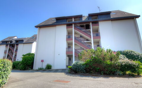 Plein Sud: Planta, Edificio, Cielo, Casa, El Terreno Del Lote, Barrio, Barrio Residencial, Fachada, Área Rural