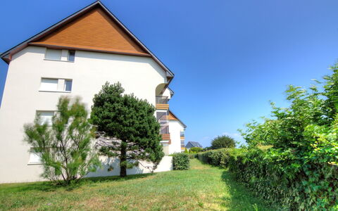 Plein Sud: Cielo, Planta, Edificio, Ventana, El Terreno Del Lote, Paisaje Natural, Árbol, Hierba, Cabaña, Paisaje