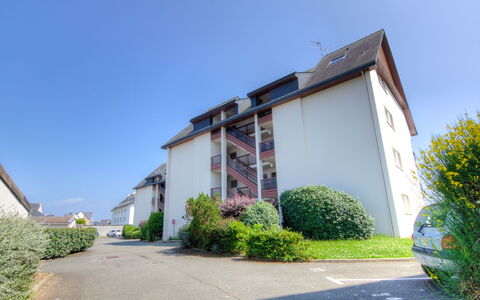Plein Sud: Planta, Cielo, Edificio, El Terreno Del Lote, Casa, Barrio, Ventana, Hierba, Barrio Residencial, Árbol