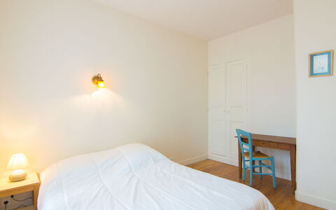 Petit Acacia: Propiedad, Comodidad, Azur, Madera, Textil, Diseño De Interiores, Sombra, Pintar, Cama, Suelo