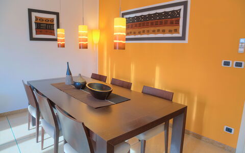Villa Il Poggiolo Apartments - Diano Marina: Habitación, Propiedad, Mueble, Comedor, Mesa, Diseño De Interiores, Edificio, Casa, Amarillo, Bienes Raíces